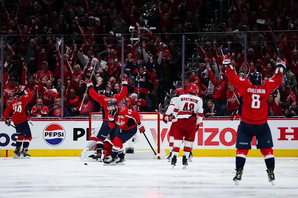 يحتفل لاعبو Caps هدفهم الثاني من المباراة في وقت مبكر من الفترة الثالثة. (Scott Taetsch/Getty Images)