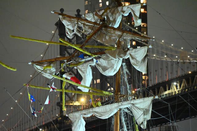 Kyle Mazza/Anadolu عبر Getty The Cuauhtémoc يضرب جسر بروكلين في مدينة نيويورك