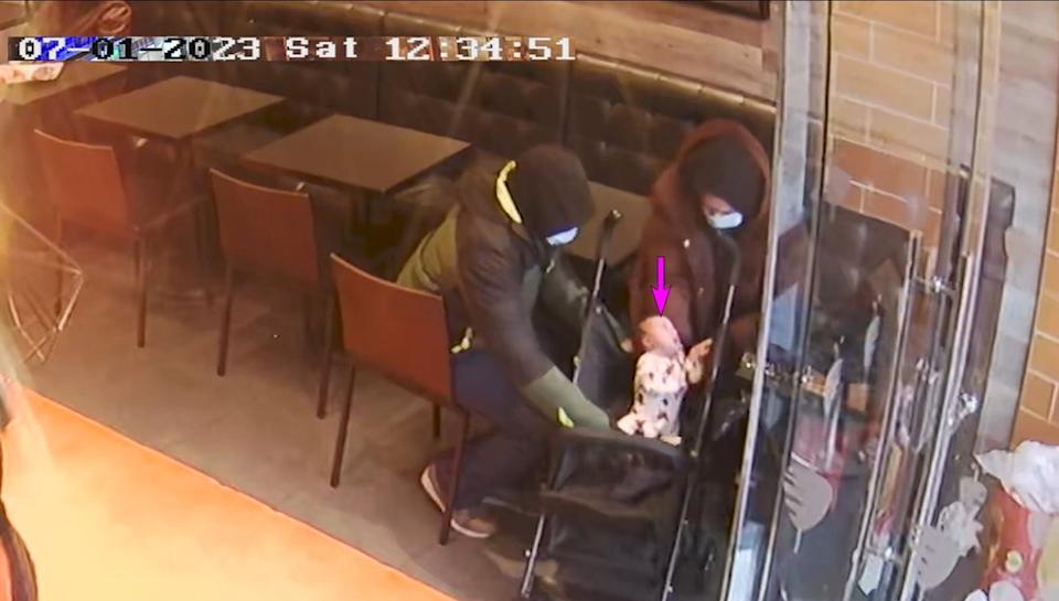 لقطات CCTV لكونستانس مارتن ومارك جوردون وطفل فيكتوريا في متجر ألماني دونر كباب في إيست هام (شرطة متروبوليتان/باسكال)