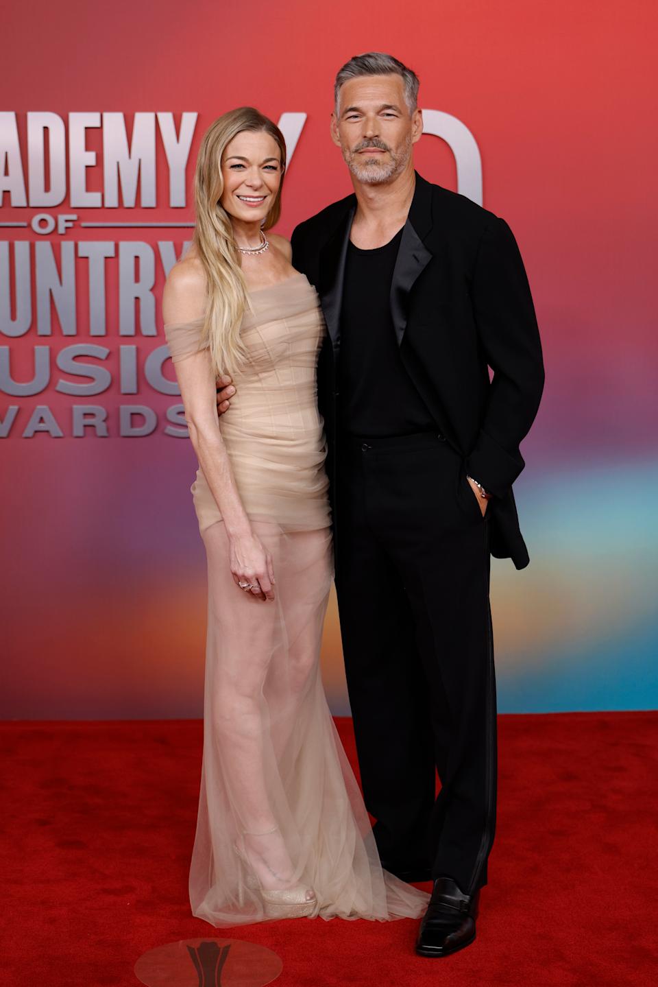 Leann Rimes و Eddie Cibrian على السجادة الحمراء.
