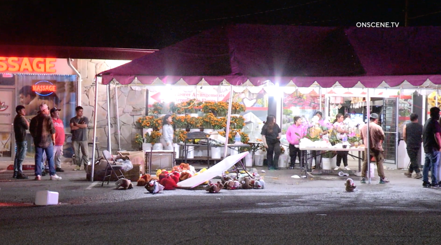 Car vs Flower Stand في سان برناردينو