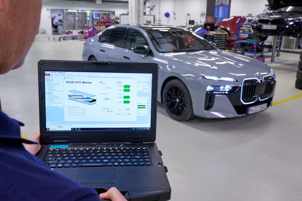 مهندس إجراء تعديلات على جهاز كمبيوتر محمول ، i7 في backgroundbmw