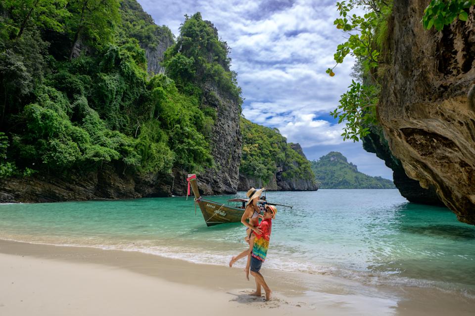 مسافر زوجان في لحظة يستمتعون بالسفر الطبيعة في الصيف في جزيرة Koh Buya في البحر في Krabi ، تايلاند