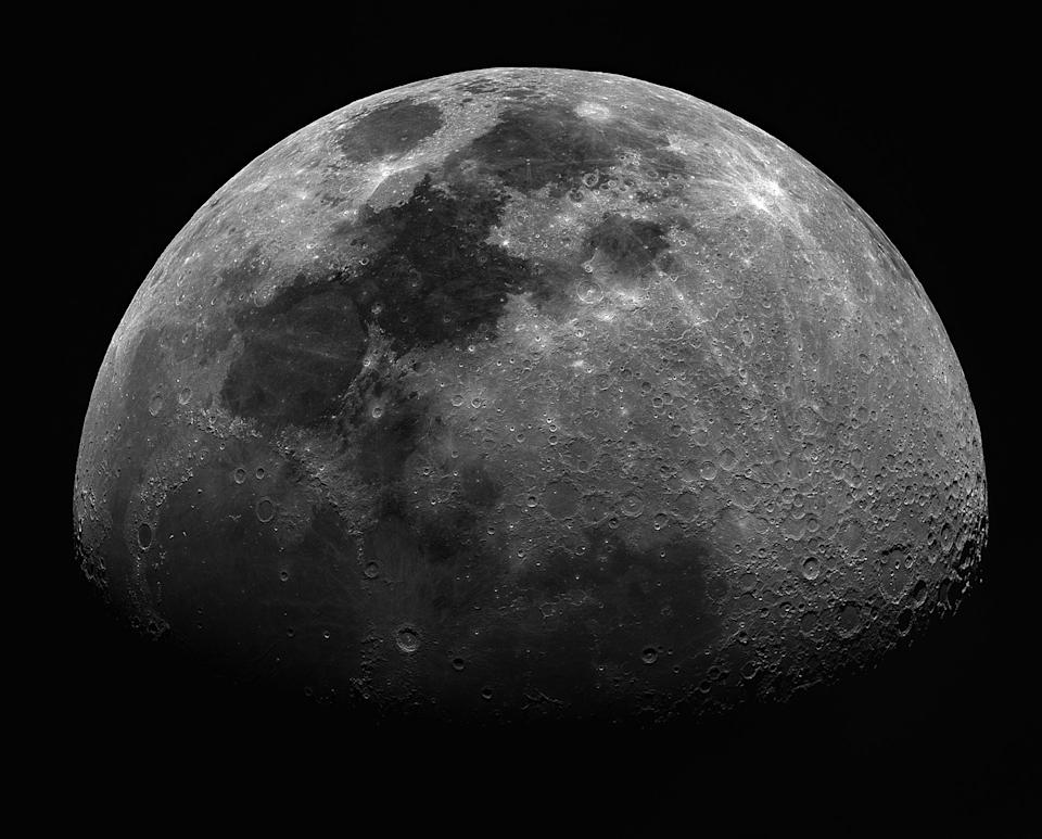 صورة للقمر مع ثلاثة أرباع مضاءة. على خلفية مظلمة.