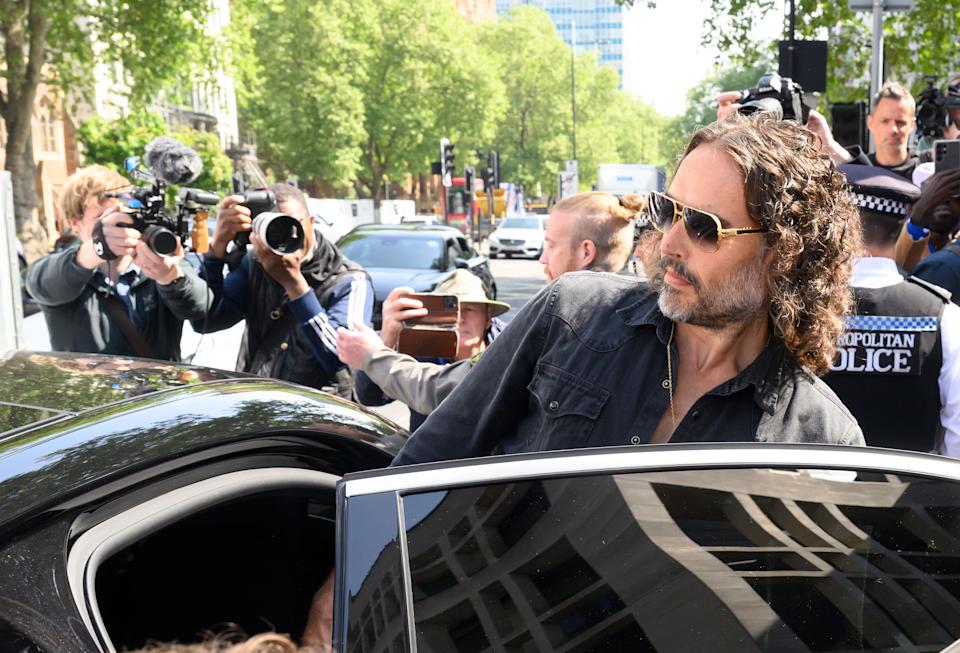 يدخل Russell Brand في سيارة بعد ظهوره أمام المحكمة في لندن يوم الجمعة. (Karwai Tang/Wiremage)