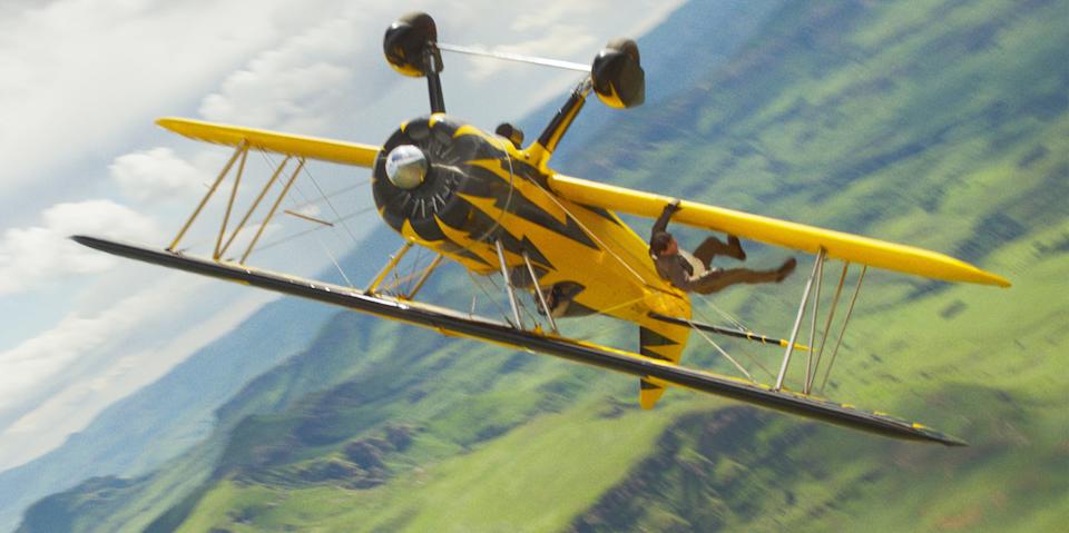 توم كروز على biplane.