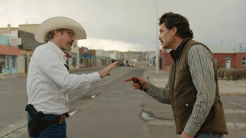 Joaquin Phoenix ، اليسار ، و Pedro Pascal.