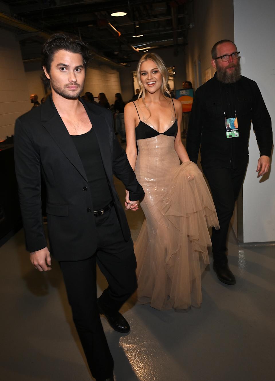 تشيس ستوكس ، اليسار ، يحمل يد Kelsea Ballerini.