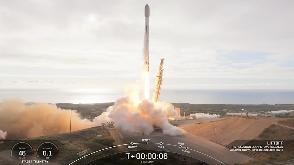 تطلق صاروخ SpaceX Falcon 9 26 STARLINK من قاعدة فاندنبرغ للفضاء في كاليفورنيا في 12 مايو 2025. كانت الرحلة الثامنة والعشرون في المرحلة الأولى من فالكون 9.