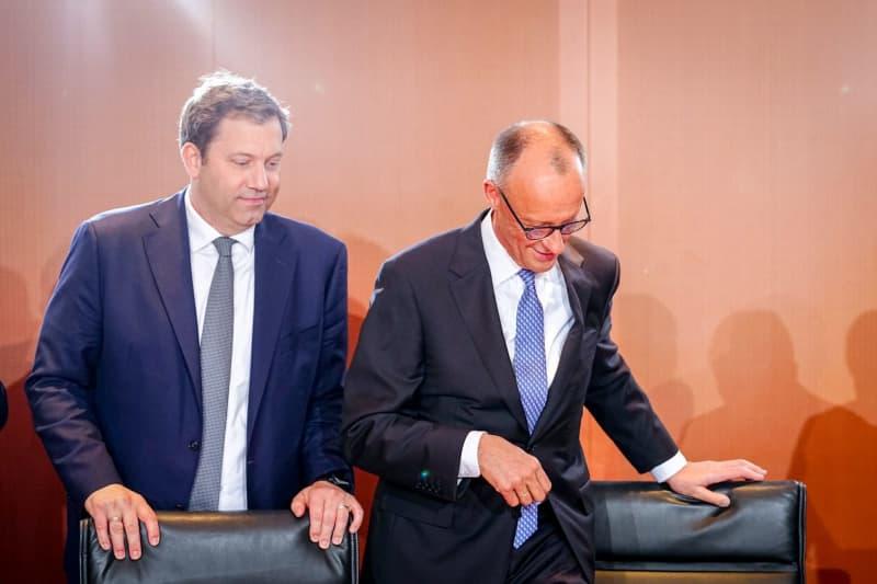 يشارك المستشار الألماني فريدريش ميرز (ص) ولارس كلينجبيل ، وزير المالية ونائب المستشار ، في أول اجتماع للحكومة الألمانية الجديدة. Kay Nietfeld/DPA