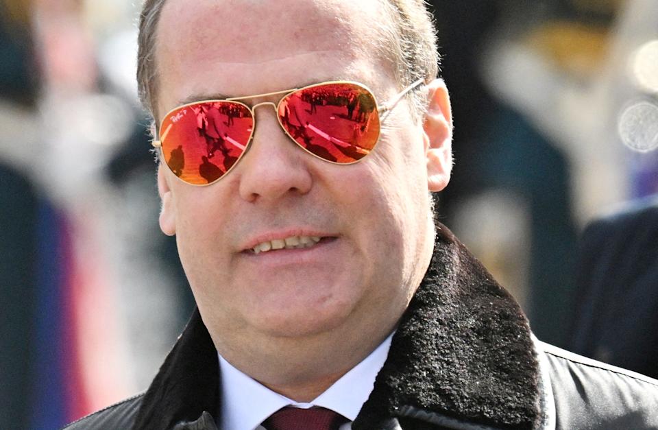 يرتدي Dmitry Medvedev زوجًا من النظارات الشمسية Rayban في عرض يوم 2025 يوم النصر.