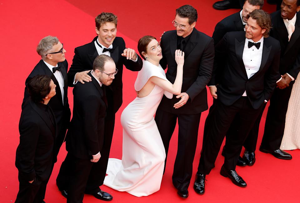 من اليسار: يتفاعل Joaquin Phoenix ، أوستن بتلر ، وآري أستر ، وإيما ستون ، وبيدرو باسكال ، ولوك غرايمز مع النحل على السجادة الحمراء.