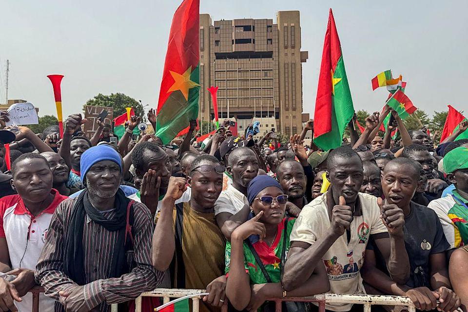 يتجمع مئات الأشخاص في Place de la Nation Ouagadougou يلوحون بأعلام ويظهرون دعمهم للكابتن إبراهيم تراوري.