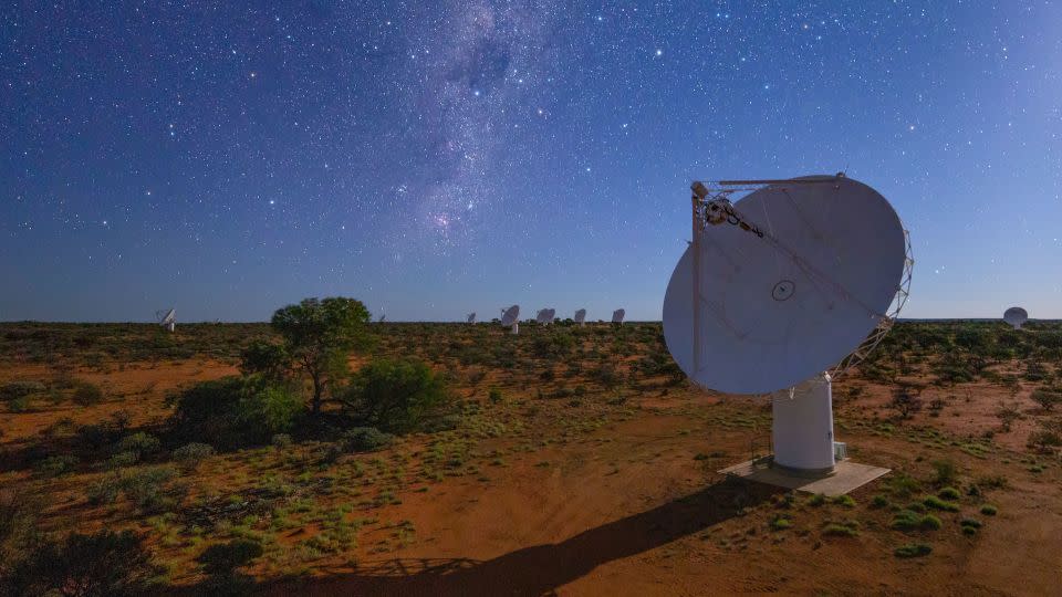 يظهر التلسكوب الإذاعي Askap في بلد Wajarri Yamaji في غرب أستراليا. - أليكس تشيرني/CSIRO