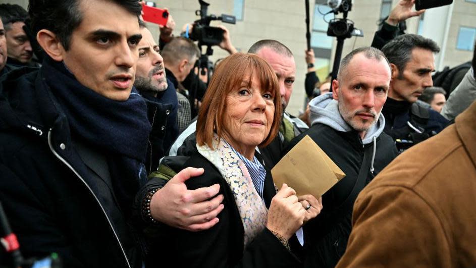 Gisèle Pelicot محاطة بالعائلة والإعلام وهي تغادر المحكمة في ديسمبر 2024