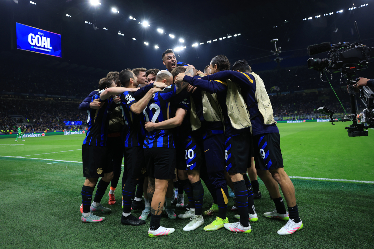 ميلانو ، إيطاليا - 06 مايو: يحتفل هاكان كالهانوجلو من FC Internazionale بتسجيل هدف فريقه الثاني مع زملائه في الفريق خلال دوري أبطال أوروبا لعام 2024/25 في مباراة مباراة نصف النهائية بين FC Internazionale Milano و FC Barcelona في Giuseppe Meazza في مايو 06 ، 2025 في Milan ، Italy. (تصوير كارل ريبن/غيتي إيرث)