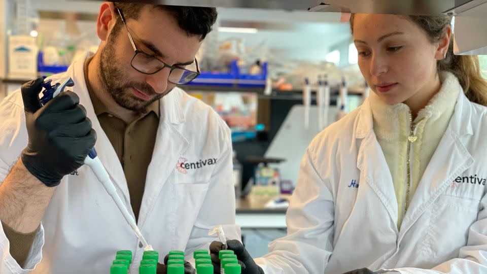 دراسة المشاركين مارك بيلين وهانا هيرو إعداد مضادات antivenom أثناء البحث. - نيكولاس بايليس