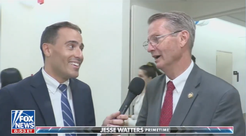 يشارك رجلان يرتدون بدلات في مقابلة. يحمل أحد الميكروفون المسمى "Fox News Jesse Watters Primetime".