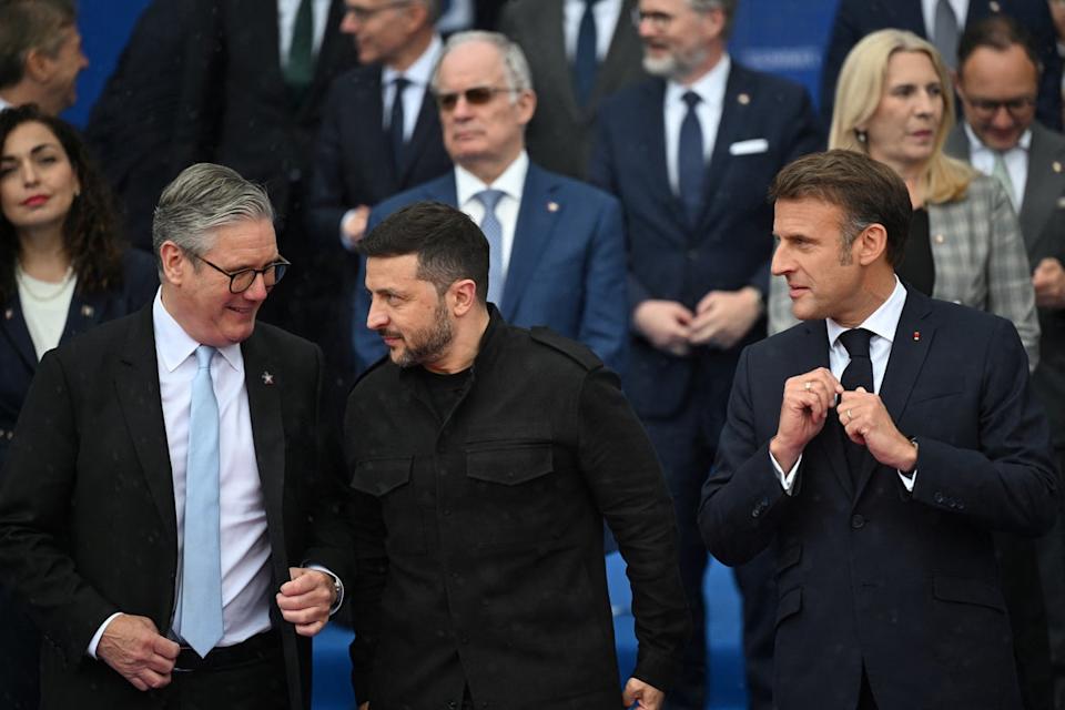 Volodymyr Zelensky ، محاطًا بواسطة Keir Starmer و Emanuelle Machron (AFP/Getty)