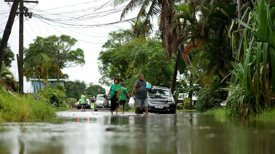 يتجول السكان في الشوارع التي غمرتها المياه في العاصمة في فيجي في سيارة الدفع الرباعي في 16 ديسمبر 2020 ، قبل Super Cyclone Yasa. - ليون لورد/AFP/Getty Images