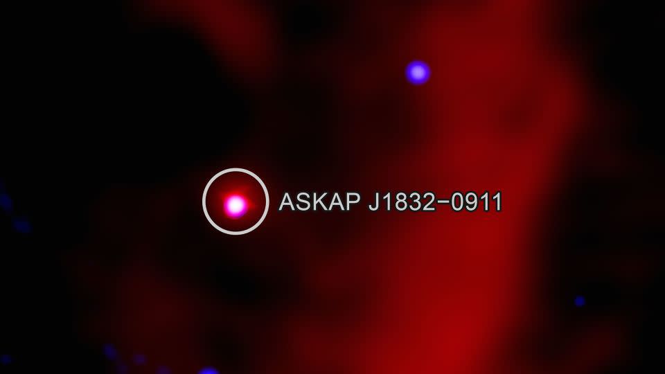 تُظهر صورة مركبة عن قرب سطوع Askap J1832-0911 في الأشعة السينية وضوء الراديو. - NASA/CXC/ICRAR/Curtin University/z. وانغ وآخرون/ساراو/ميركات/ساو/ن. ولوك