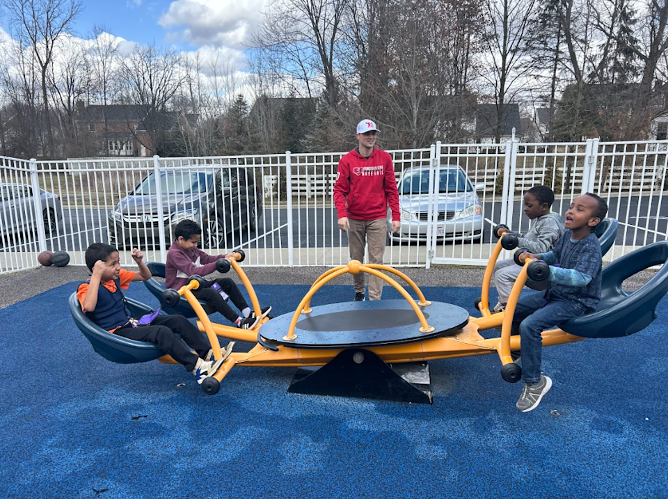 سيزور الطلاب في برنامج التعليم الخاص في Licking Heights Everest Everest Lifetown ، وهو منشأة تبلغ مساحتها 5000 قدم مربع في نيو ألباني مصممة لتعليم الطلاب المعاقين المهارات الحياتية ، مرة واحدة في الشهر للباقي من العام الدراسي 2024-25. هنا ، يستمتع الطلاب بملعب الصديق للحساسية في المرفق خلال زيارتهم التمهيدية.