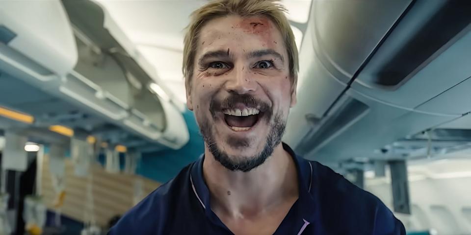 جوش هارتنيت ، مع جرح الجبهة ، يقف داخل طائرة.