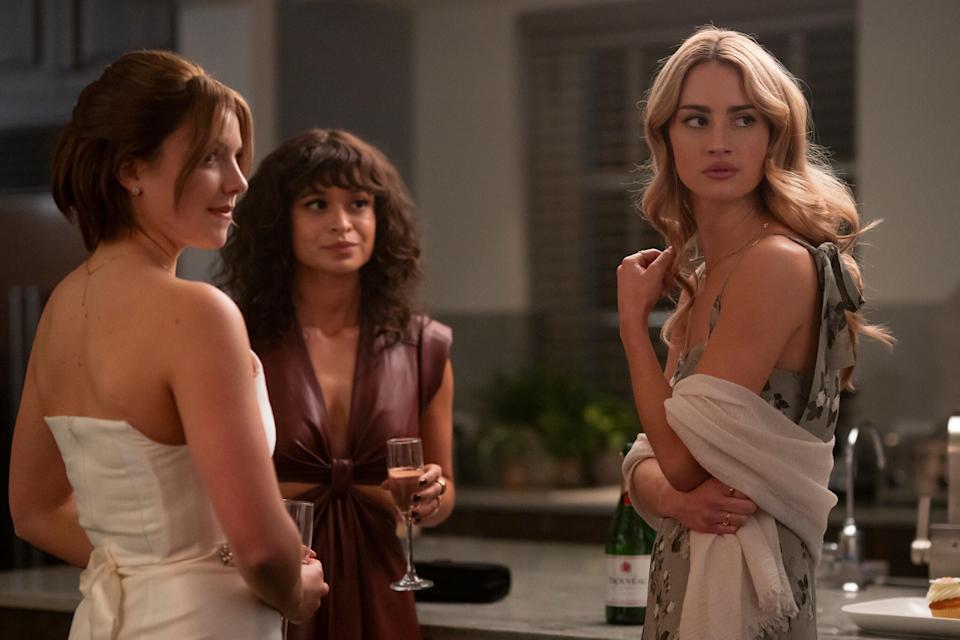 Lucy و Bree و Pippa يتسكعون في حفل زفاف بري في الموسم الثاني من Tell Me Lies.