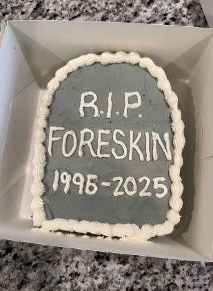 على شكل كعكة مثل قبر مع النص: "RIP FORESKIN 1995-2025."