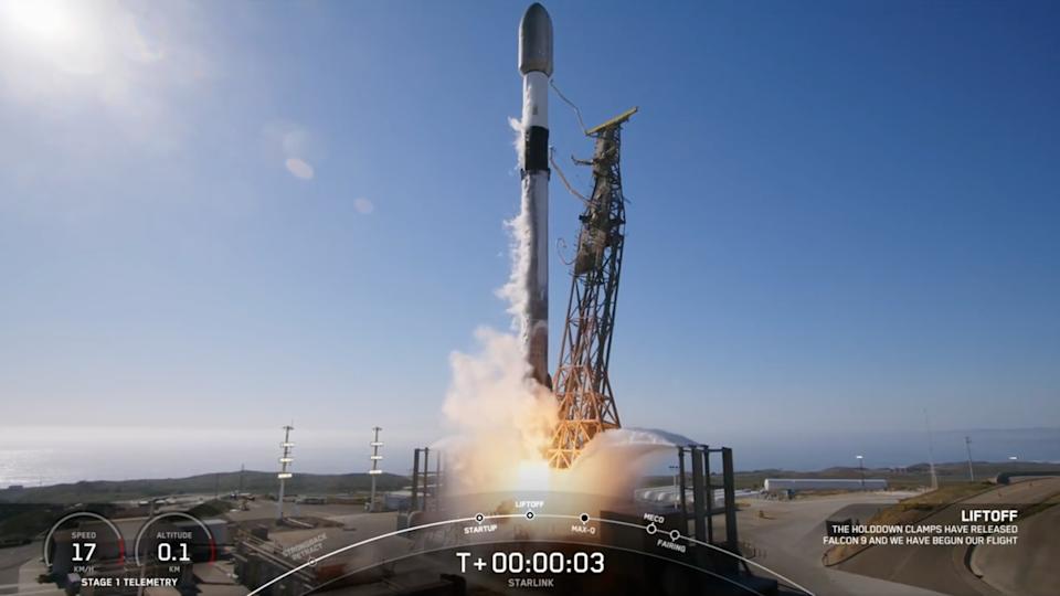 يقوم صاروخ Spacex Falcon 9 بإطلاق 26 STARLINK من قاعدة فاندنبرغ الفضائية في كاليفورنيا في 9 مايو 2025.