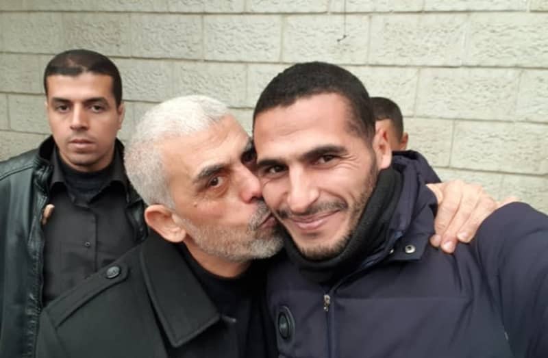 زعيم حماس السابق ياهيا سينوار تقبيل حسن إسليا (الصورة الائتمان: المادة 27A قانون حقوق الطبع والنشر)