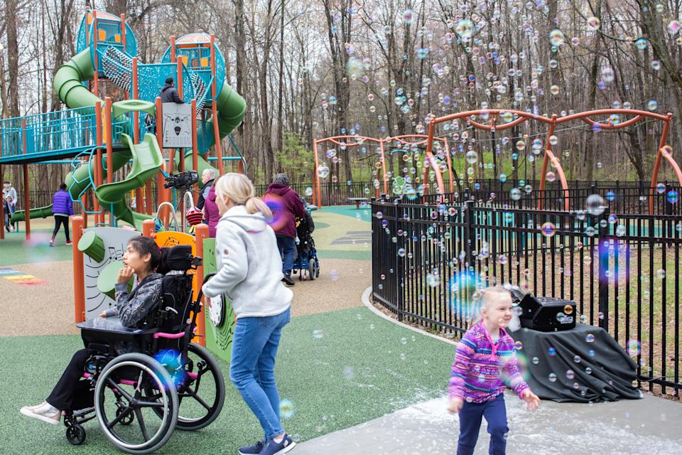 ركضت فتاة بفرح عبر فقاعات في تفاني الملعب الشامل في حديقة Blendon Woods Metro Park يوم الخميس.