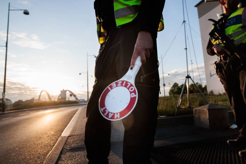 يقف ضباط الشرطة الألمان عند نقطة تفتيش الهجرة في الحدود الألمانية البولشية التي تعبر Stadtbruecke. بعد ساعات من تولي منصبه ، أعلن وزير الداخلية دوبرينت أنه يمكن أيضًا إعادة طالبي اللجوء إلى حدود الأراضي. كارستن كول/DPA