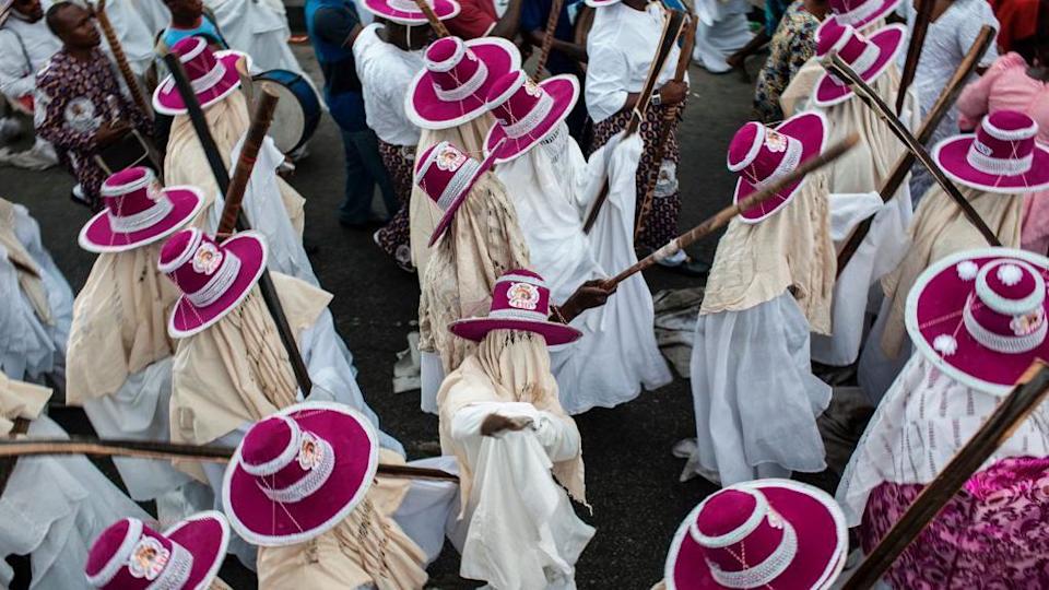 يسير Eyo Masqueraders في الشارع باتجاه ميدان Tafawa Balewa في لاغوس في 20 مايو 2017
