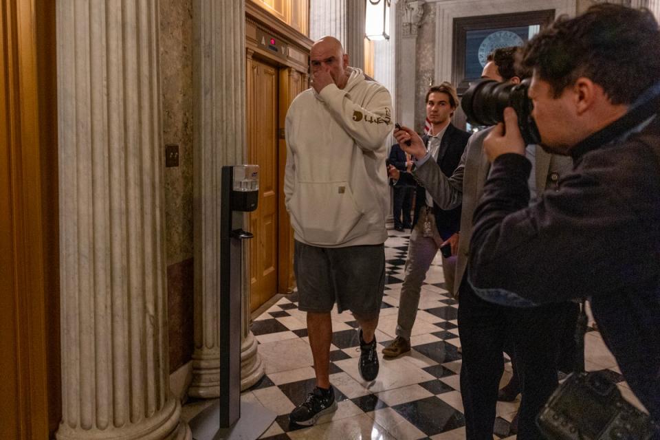 غالبًا ما يشارك Fetterman مع المراسلين في Capitol Hill (Getty Images)
