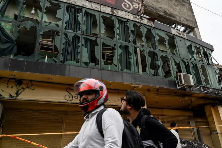 ركوب سائق دراجة نارية عبر أكواب محطمة لمطعم خارج ملعب Rawalpindi Cricket بعد أن تم إسقاط طائرة بدون طيار المزعومة في Rawalpindi في 8 مايو 2025. اتهمت الهند وباكستان بعضهما البعض في 8 مايو من الأمواج الهادئة. قال جيش باكستان إنها أسقطت 25 طائرًا هنديًا ، بينما اتهمت نيودلهي إسلام أباد بإطلاق غارات بين عشية وضحاها معها