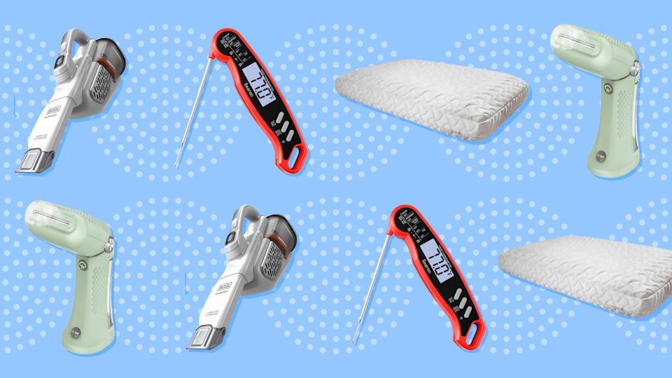 Black & Decker Dustbuster ، مقياس الحرارة الغذائي ، وسادة Tempur-Pedic و Conair Steamer في نمط متكرر على خلفية زرقاء