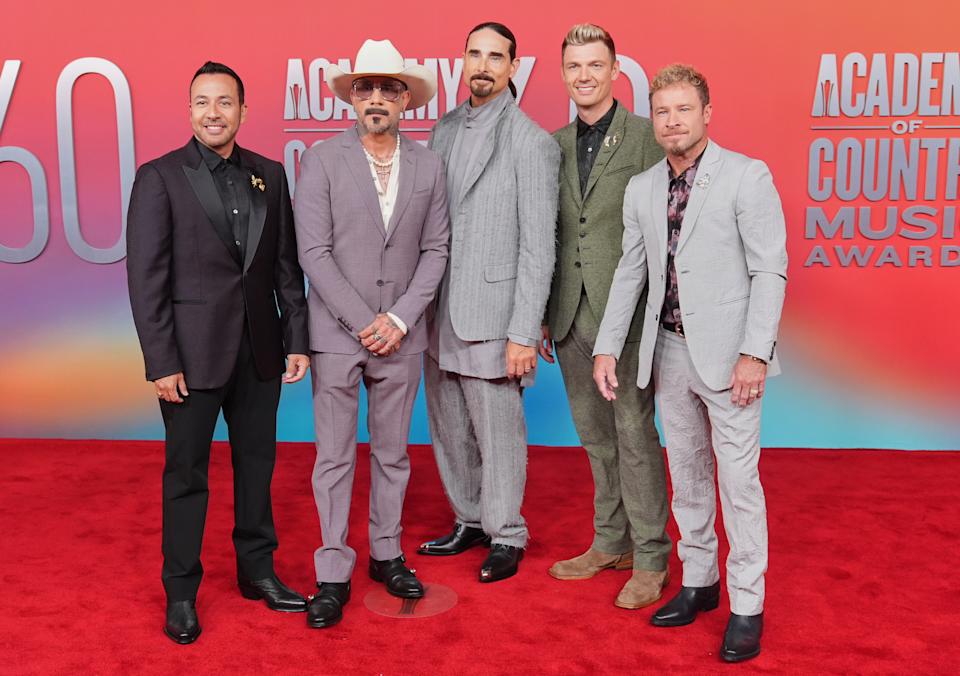Howie Dorough و AJ McLean و Kevin Richardson و Nick Carter و Brian Littrell من Backstreet Boys على السجادة الحمراء.