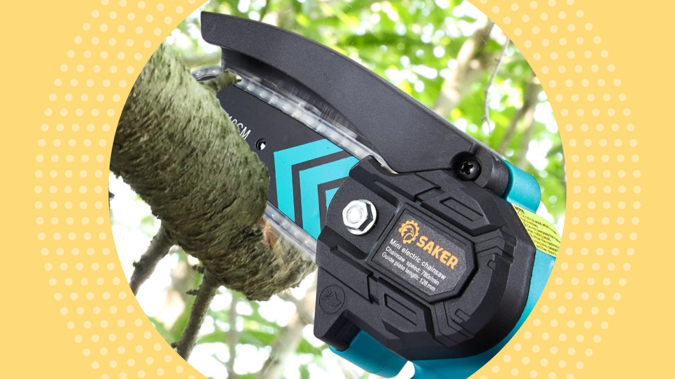 عن قرب من Saker Mini Chainsaw تقطيع من خلال فرع شجرة