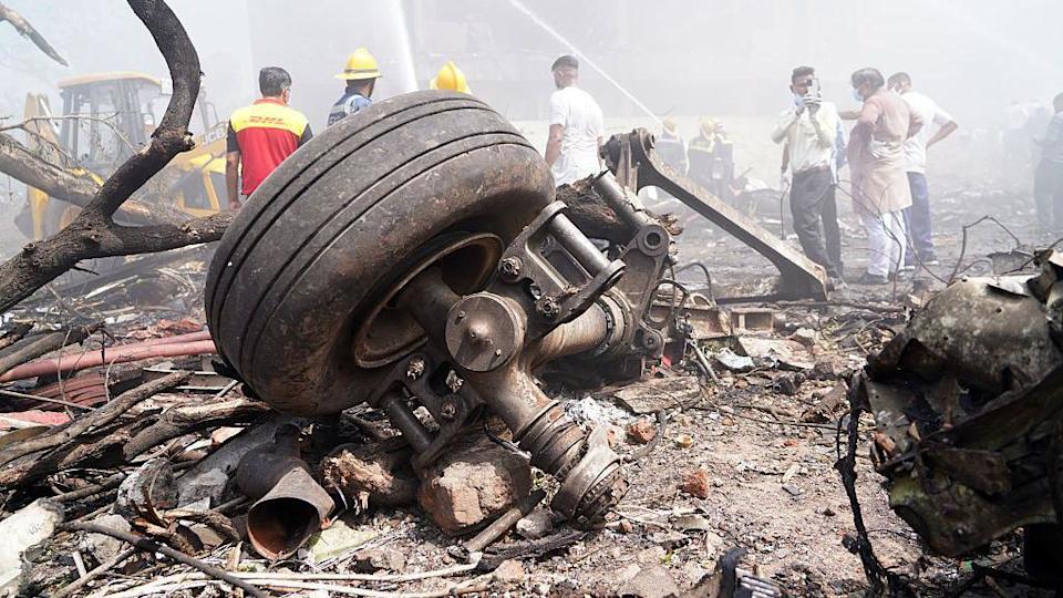 معدات هبوط الطائرات في موقع تحطم موقع Air India Ltd. AI171 في أحمد آباد ، غوجارات ، الهند ، يوم الخميس ، 12 يونيو ، 2025. تحطمت طيران الهند بوينج 787 Dreamliner التي تسافر من أحمد آباد إلى مطار جاتويك في لندن بعد فترة وجيزة من الإقلاع ، في ما يهدف إلى أن يكون أكثر صعوبة في التصوير في الولايات المتحدة. المصور: Siddharaj Solanki/Bloomberg عبر Getty Images
