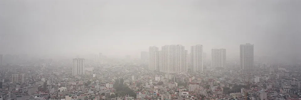 يختفي Hanoi تحت طبقات من غبار البناء ، وأبخرة العادم ، ومصادر التلوث التي تدفع المدينة بانتظام إلى قمة تصنيفات جودة الهواء العالمية. (سبايك جونسون)