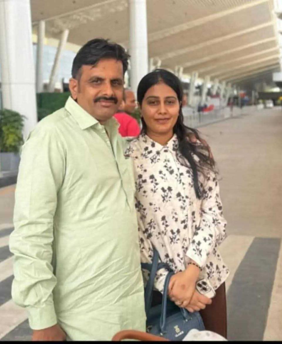 Khushboo Rajpurohit ، 21 ، مع والدها قبل ركوب رحلة Air India في 12 يونيو (تم توفيرها/المستقلة)