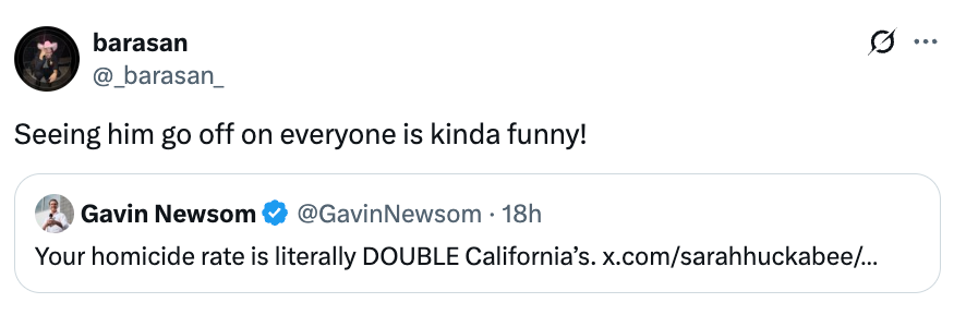 تُظهر تغريدة شخصًا يعلق على أنه من المضحك رؤية Gavin Newsom ينتقد الآخرين. ذكرت رسالة إعادة تغريد Newsom معدلات قتل أعلى مقارنة بكاليفورنيا
