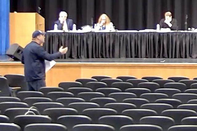 JerichosChooldistrict/YouTube Kelin في اجتماع الصعود إلى المدرسة في أبريل 2024