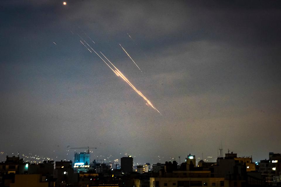 الصواريخ الإيرانية تواجه الصواريخ التقوية الإسرائيلية على بيروت ، لبنان. 14 يونيو 2025.