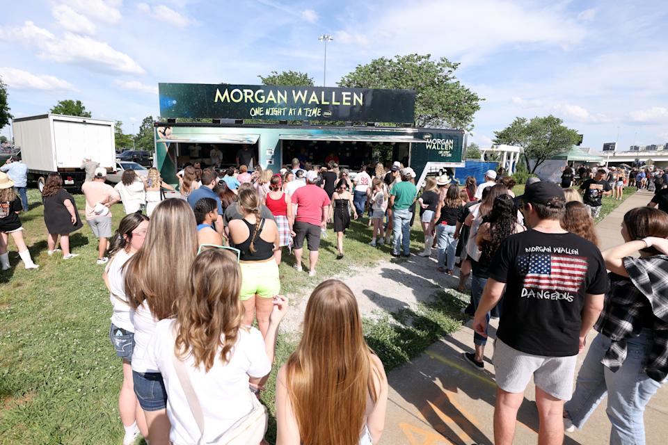 يصطف المشجعون لشراء Merch خارج Morgan Wallen ليلة واحدة في جولة World في عام 2024.