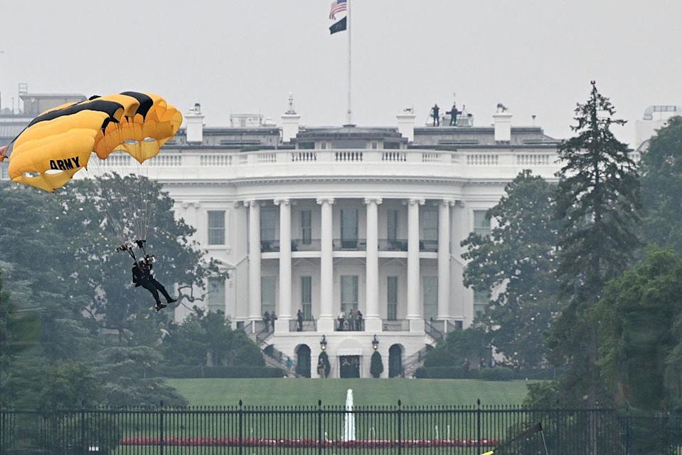 وهبط عضو في Golden Knights ، وهو فريق المظاهرة والمنافسة في الجيش الأمريكي ، أمام البيت الأبيض