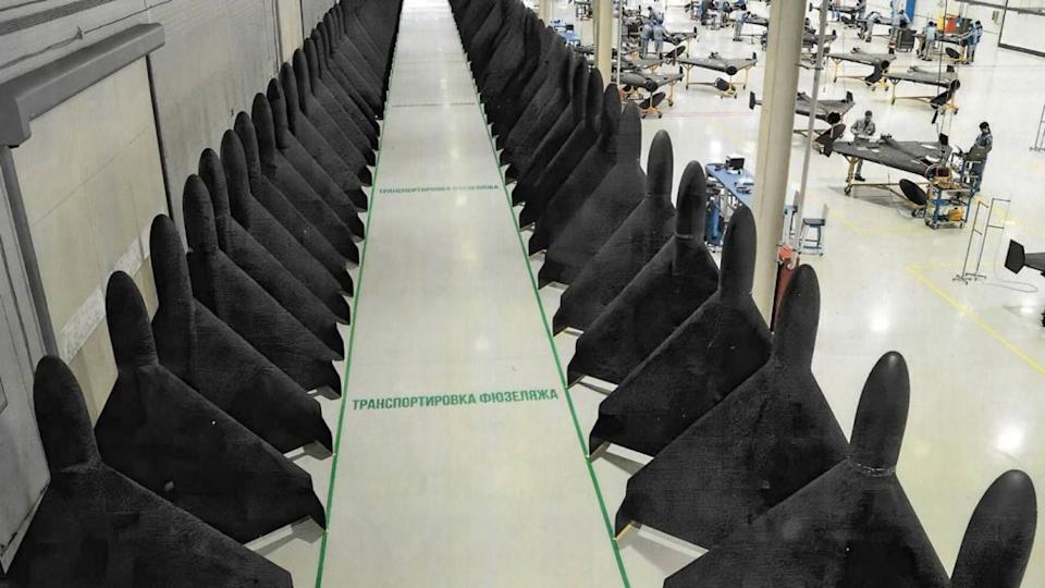 لأول مرة ، حصلنا على فرصة لرؤية داخل المصنع الروسي حيث يتم إنتاج ترخيص الطائرات بدون طيار من سلسلة الهجوم في اتجاه واحد.