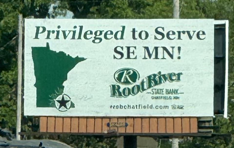 Billboard لبنك Root River State في جنوب شرق مينيسوتا مع خريطة مينيسوتا والنص "متميزًا لخدمة SE MN!"
