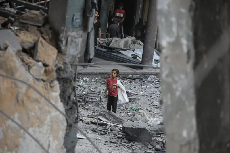 يبحث الفلسطينيون عن أنقاض مدرسة الفالا في حي زايتون في مدينة غزة بعد تعرضها لهجوم إسرائيلي. عانت المدرسة ، التي كانت تحمي العائلات النازحة ، من أضرار جسيمة ، تاركة الفصول الدراسية ومناطق ملجأ غير صالحة للاستعمال. عمر Ashtawy/APA عبر Zuma Press Wire/DPA